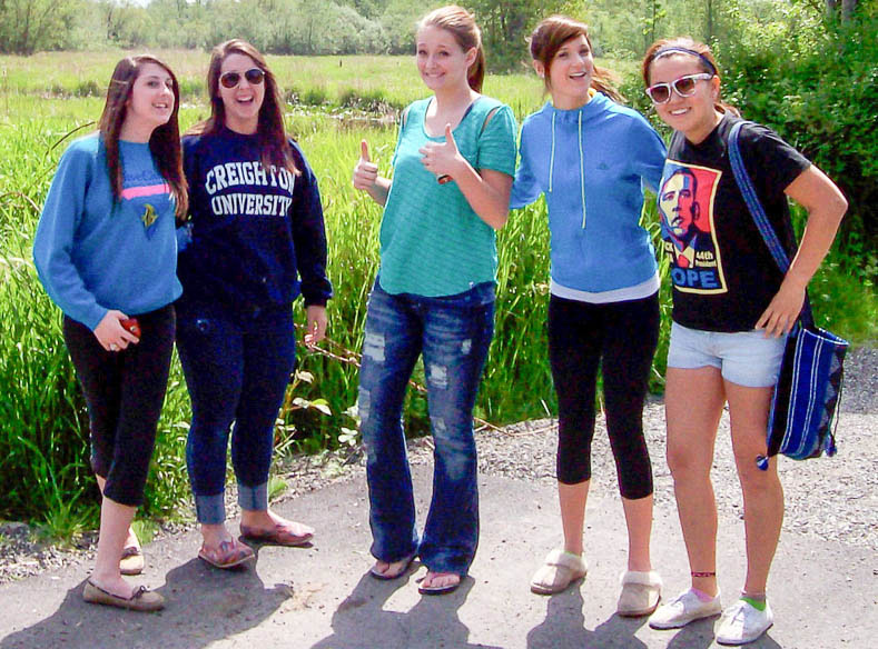 5 Girls at Tennant Lake cropped